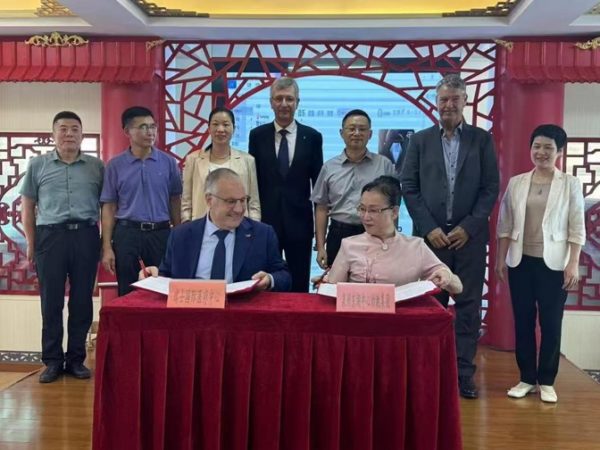Signing ceremony between SIMC and Yuanyuan Shengda Qineng owners